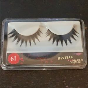 False eyelashes (5 pairs) (No glue included )